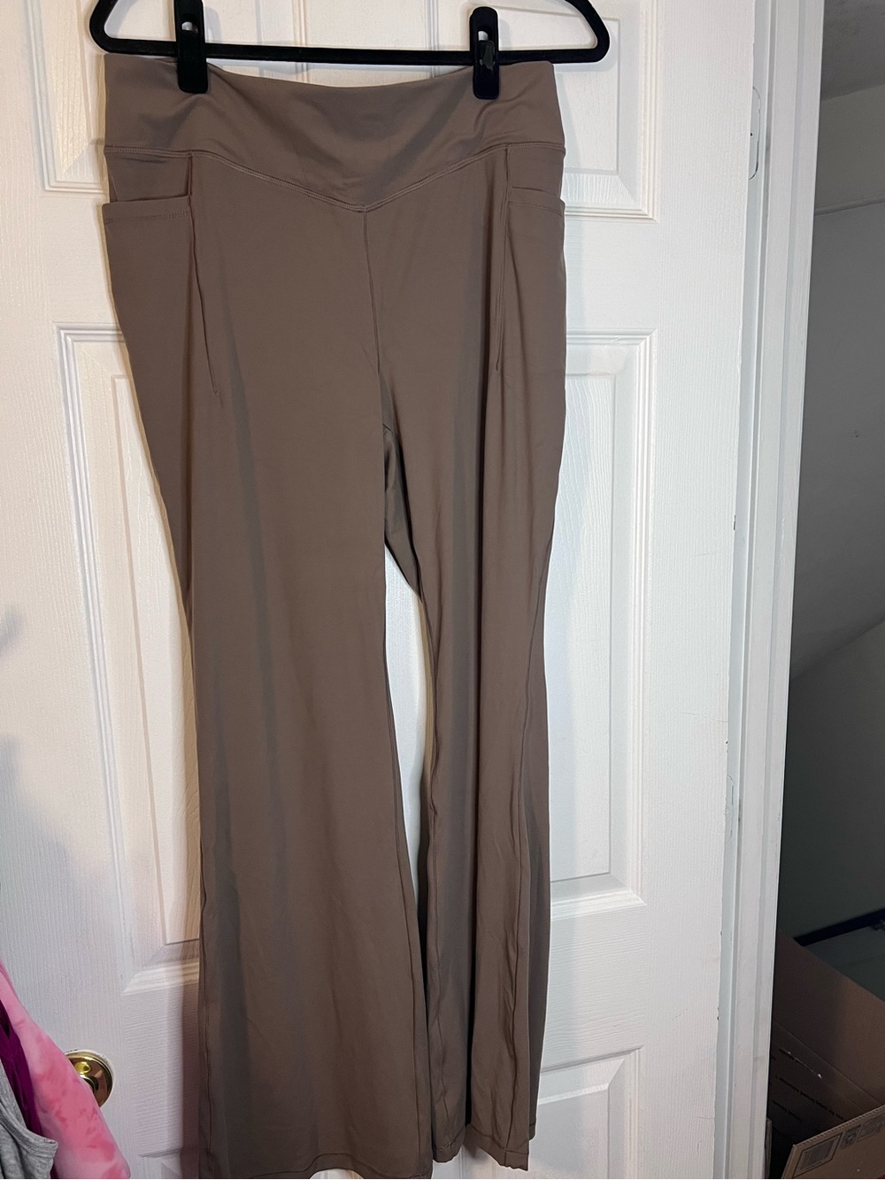 #706 NWOT Halara Crossover Flare Yoga Pants XL Regular Taupe Pockets Soft Stretc